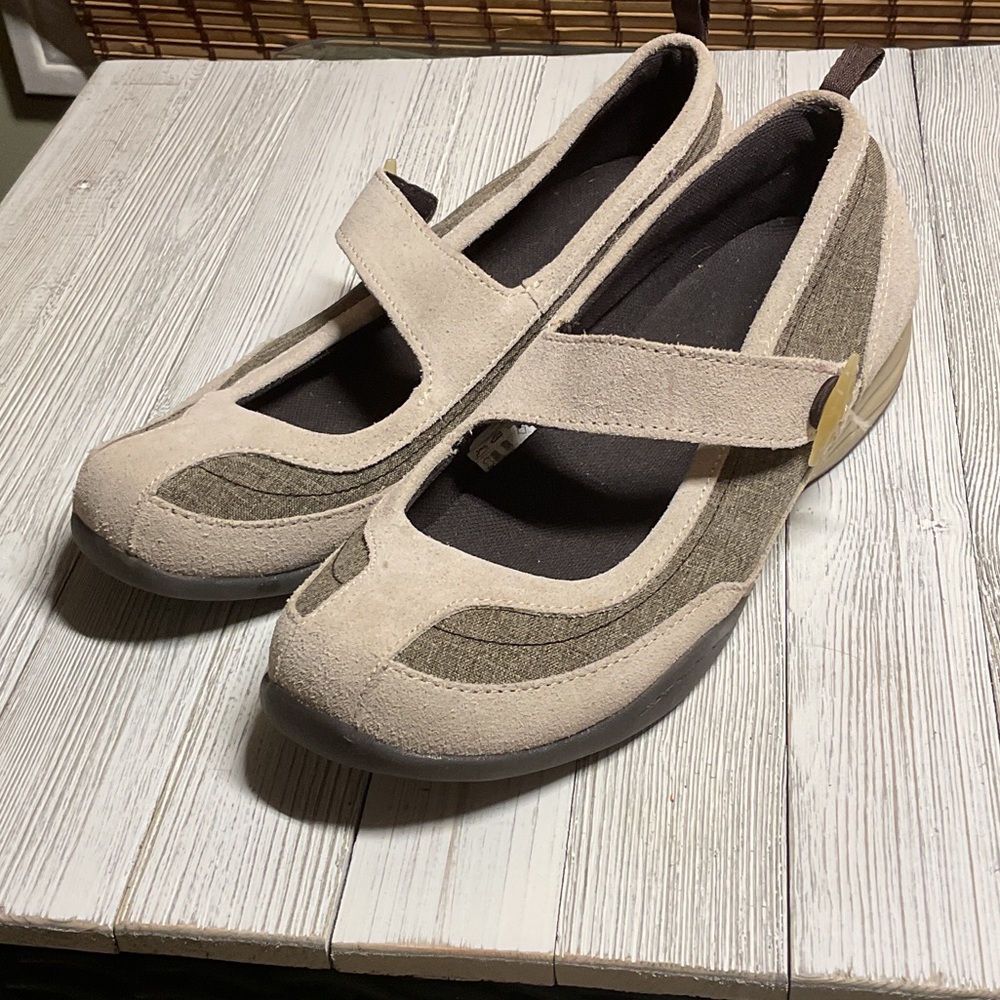 Land's End Mary Jane Walking Shoe Sz 7.5B Tan Suede Leather wBlack Marble Fabric